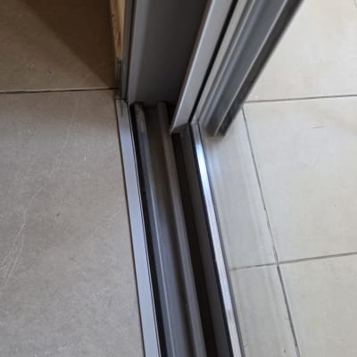 מסילת אלומיניום של חלון או דלת הזזה על גבי רצפה