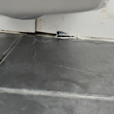 רווח בין אריחים לקיר עם סימני רטיבות