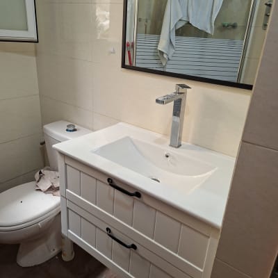 חדר אמבטיה עם כיור, ברז ומראה