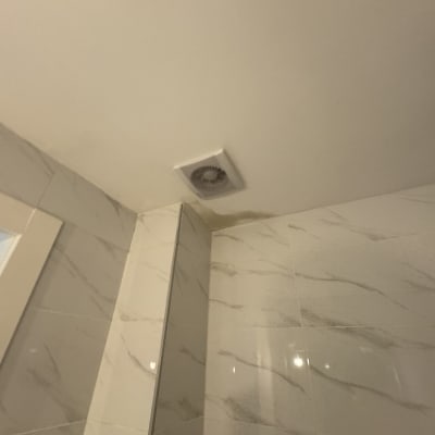 מאוורר תקרה מותקן בחדר אמבטיה