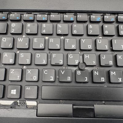 מקלדת מחשב עם מקשים באנגלית ועברית