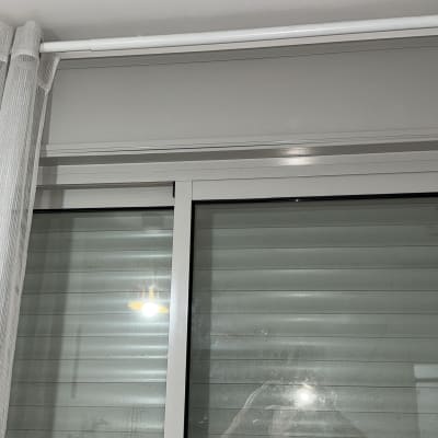 חלון עם תריסים ווילון לבן