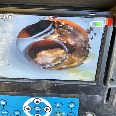 צילום מסך של מצלמת ביוב עם חסימה בצינור