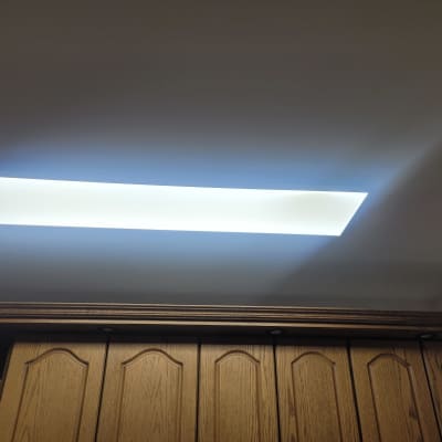 תאורת תקרה מלבנית מוארת בחדר