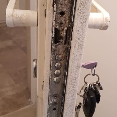 מנעול דלת עם מפתחות תלויים