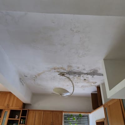 תקרה עם סימני רטיבות במטבח