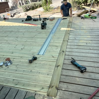 בניית דק עץ עם כלים חשמליים ומסור