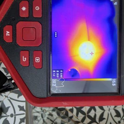 מצלמה תרמית מציגה חום על רצפה מעוצבת