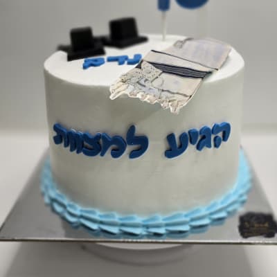עוגת בר מצווה עם קישוטים כחולים