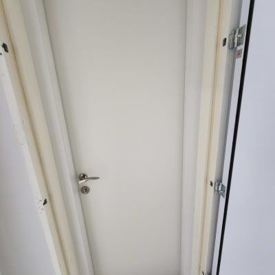 דלת לבנה עם ידית מתכת