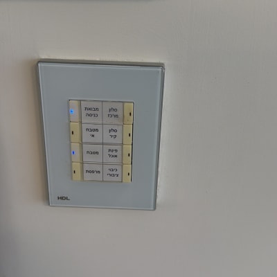 לוח בקרה עם כפתורים לשליטה במערכות תאורה
