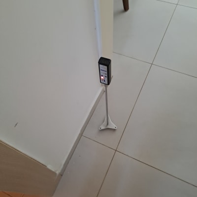 מכשיר מדידה ליד קיר על רצפה מרוצפת