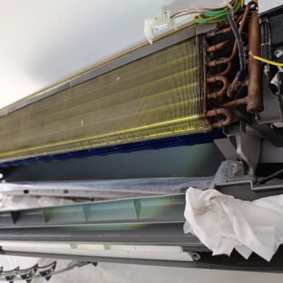 יחידת מזגן פתוחה עם צינורות ונחושת חשופים