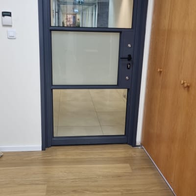 דלת אלומיניום עם זכוכית במשרד