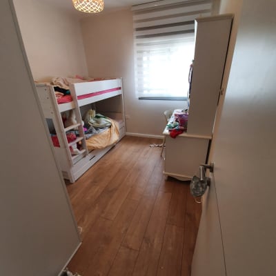 רצפת פרקט עץ בחדר שינה עם מיטת קומותיים