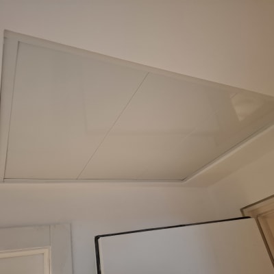 תקרת גבס עם פתח מרובע בתקרה