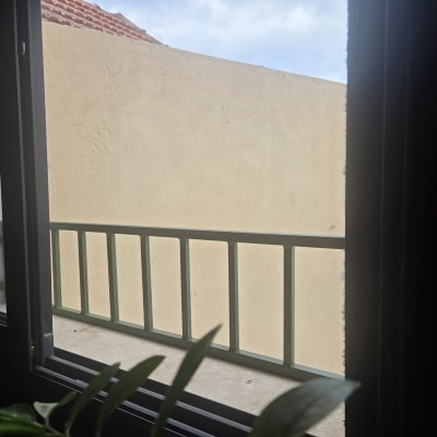 מעקה מתכת עם שלבים ישרים שהותקן במרפסת מחוץ לחלון