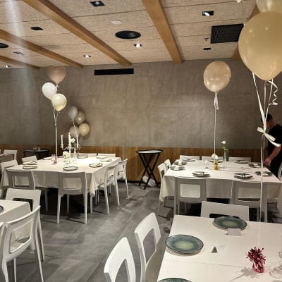 שולחנות ערוכים עם בלונים לאירוע עיצוב