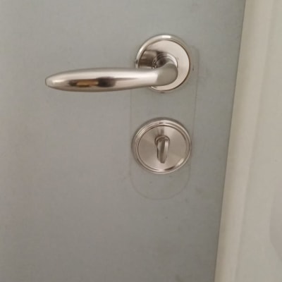 ידית ודלת מתכת בתחום המנעולנות