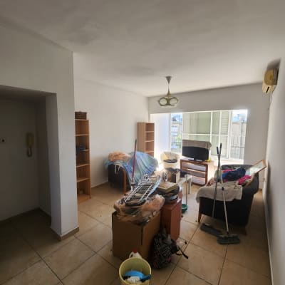 חדר עם סולם, דלי ומטאטא, מוכן לצביעה