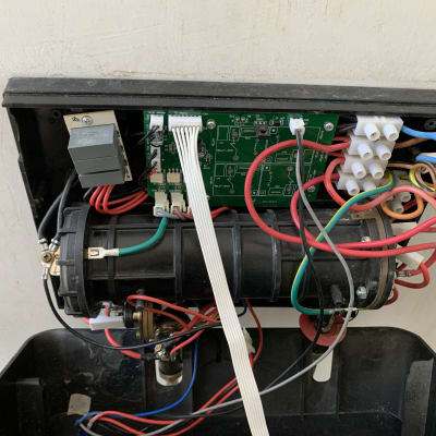 חוטי חשמל צבעוניים מחוברים ללוח מעגלים חשמלי