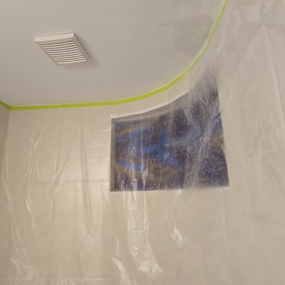 הכנה ומיסוך בניילון וסרט מדביק לקראת צביעת קירות פנים