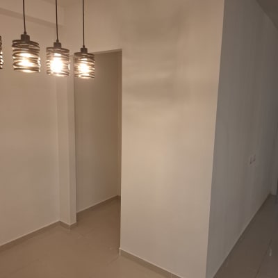 קיר גבס לבן עם תאורה תלויה