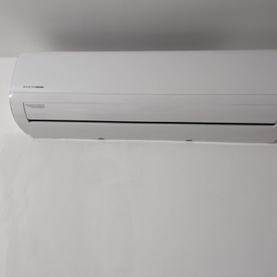 יחידת מיזוג אוויר מותקנת על קיר לבן