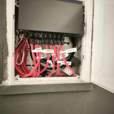 ארון תקשורת עם כבלים ומתגים