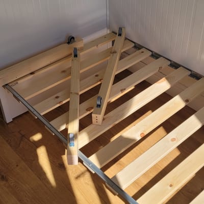 מסגרת מיטה מעץ עם שלבי עץ ומסילות מתכת