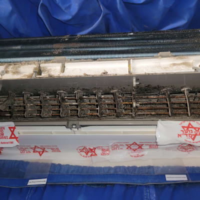 יחידת מיזוג אוויר מלוכלכת עם לכלוך ואבק