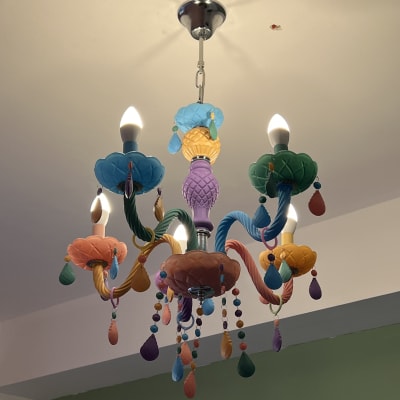 נברשת צבעונית עם נורות דולקות בתקרה