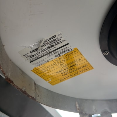 מדבקה על דוד שמש עם פרטים טכניים