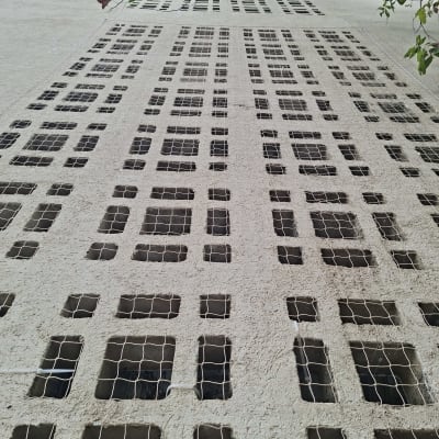 רשתות מותקנות על קיר למניעת כניסת יונים