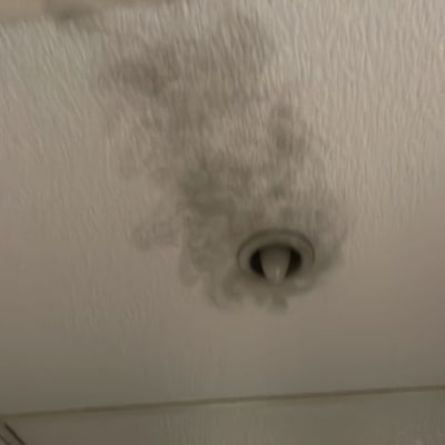 כתם כהה על תקרה ליד פתח אוורור