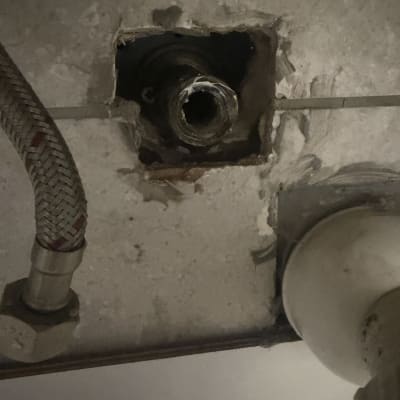 עבודת צנרת ונקודת מים בקיר במהלך תיקון או התקנת אינסטלציה