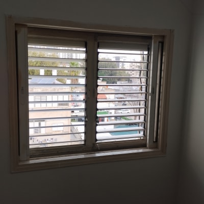 תריסים אופקיים פתוחים בחלון פנימי