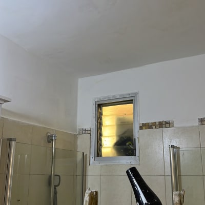 סולם עם מייבש שיער בחדר אמבטיה צבוע