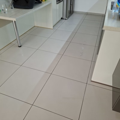 רצפה נקייה במטבח עם משטחי עבודה וכלים