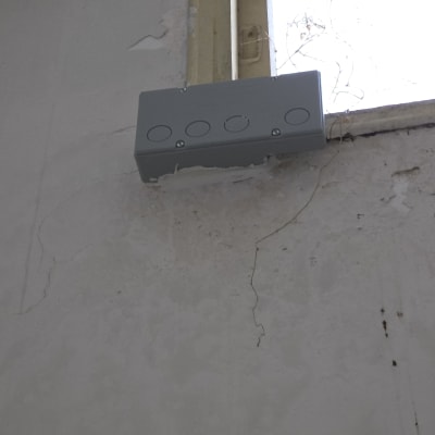 קופסת חיבורים ליד חלון בקיר ישן