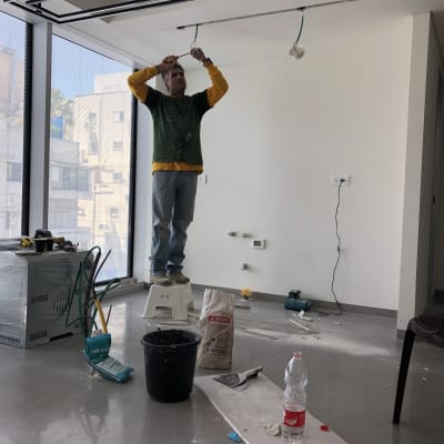 שק גבס וכלי עבודה על הרצפה בחדר