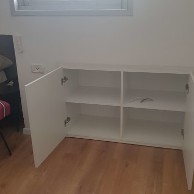 ארון עץ לבן עם דלתות פתוחות