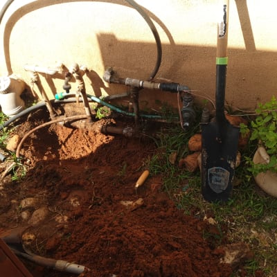 כלים וצינורות ליד חפירה באדמה