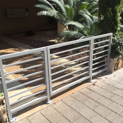 גדר מתכת אפורה עם מוטות אופקיים