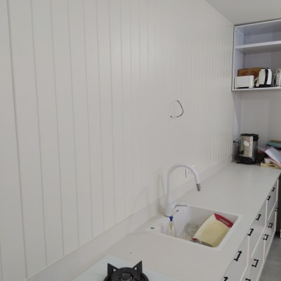 משטח עבודה במטבח עם כיור וברז לבן