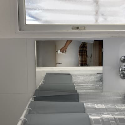 יד מחזיקה כלי עבודה בחדר אמבטיה