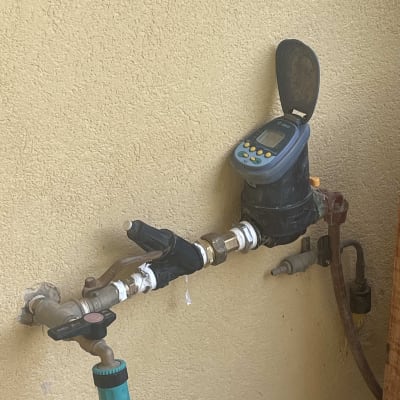 ברז מים עם מד מים דיגיטלי וצינור מחובר