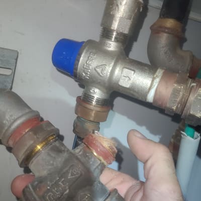 חיבורים וצינורות במערכת סולארית