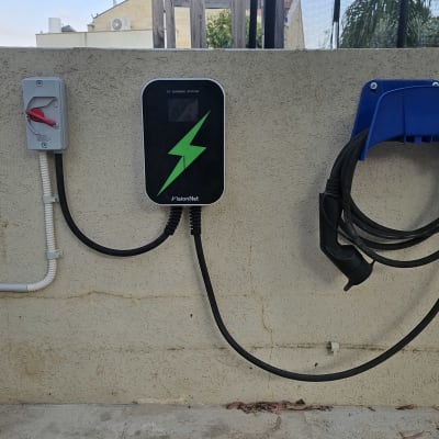 תחנת טעינה לרכב חשמלי עם כבל תלוי