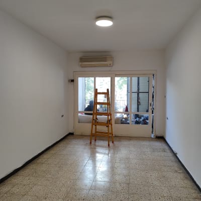 סולם עץ בחדר צבוע בלבן